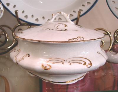 covered dish with stage on the bottom